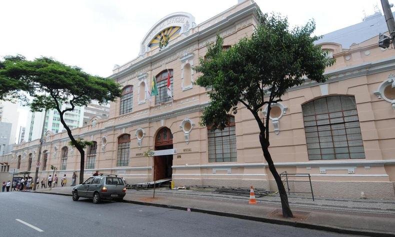 Na foto, fachada do prédio da Imprensa Oficial, em 2012, antes da extinção do órgão; hoje, no local, funcionam a Advocacia Geral do Estado de Minas Gerais e a 1ª Companhia da Polícia Militar Independente de Prevenção à Violência Doméstica(foto: Beto Novaes/EM/D.A Press) Na foto, fachada do prédio da Imprensa Oficial, em 2012, antes da extinção do órgão