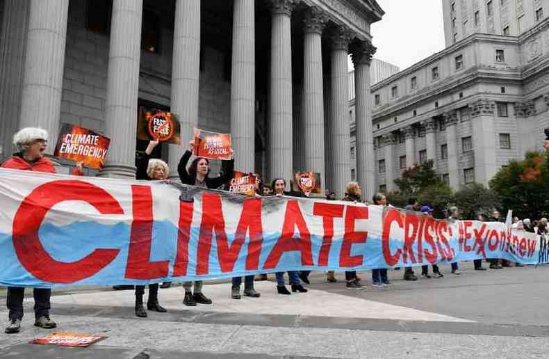 Ativistas climticos protestam em frente da Suprema Corte de Nova York, em 22 de outubro de 2019