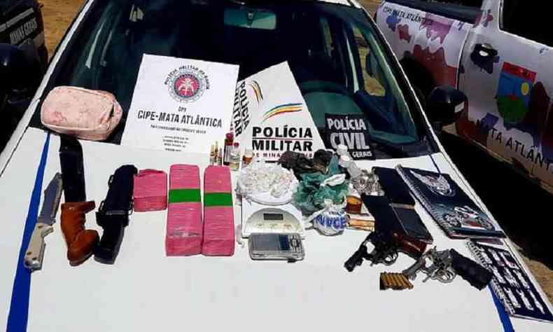 Celulares e armas apreendidos pela Polcia Civil em poder dos menores e adultos torturadores em Nanuque, Minas Gerais