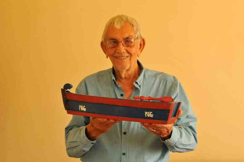 Aos 81 anos, Nivaldo Fraga mostra rplica dos barcos, acima em foto de 2008, e lembra com saudade das mais de seis dcadas no parque, onde administrou tambm a lanchonete, hoje fechada