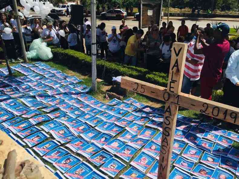Cruzes e cartazes com fotos e nomes dos desaparecidos lembram as vtimas de Brumadinho(foto: Edsio Ferreira/EM/D.A. Press)
