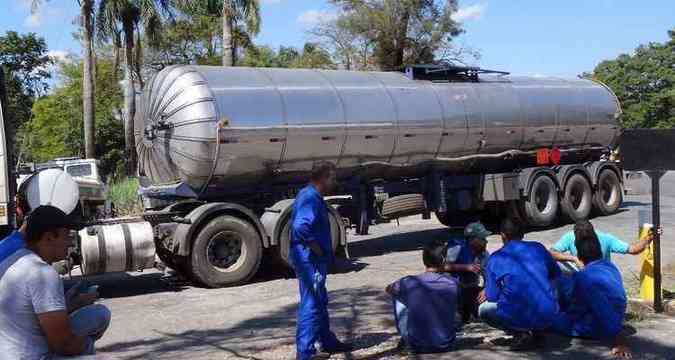 Empresas transportadoras de combustveis que prestam servio  Petrobras paralisaram as atividades em Minas Gerais (foto: Sindtanque-MG/Divulgao)
