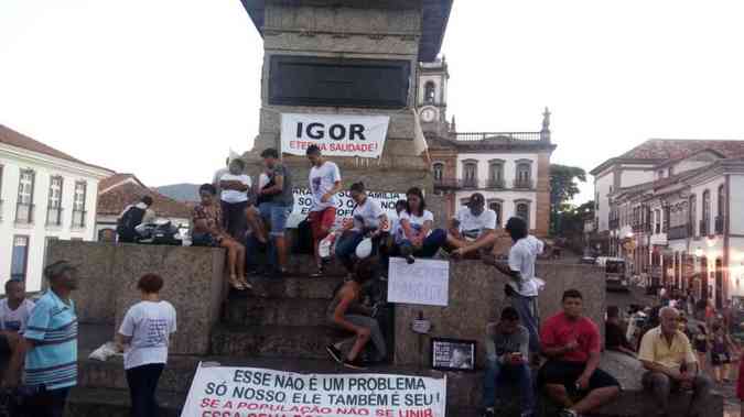 Usando camisas com o rosto de Igor Arcanjo Mendes, familiares e amigos acenderam velas e fizeram oraes por ele na esttua de Tiradentes, no centro histrico de Ouro PretoNayara Mendes/Divulgao