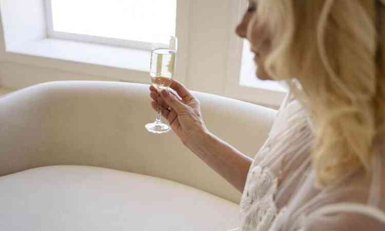 Mulher bebendo champagne