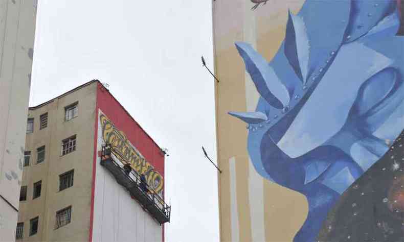 Artistas iniciam a pintura no Edifcio Satlite, na Rua da Bahia, que receber a obra Empena de letras, reunindo 21 nomes da arte de rua (foto: Juarez Rodrigues/EM/DA Press)