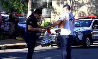 Buqu de flores foi encontrado perto do local do crime(foto: Reproduo internet/TV Alterosa)