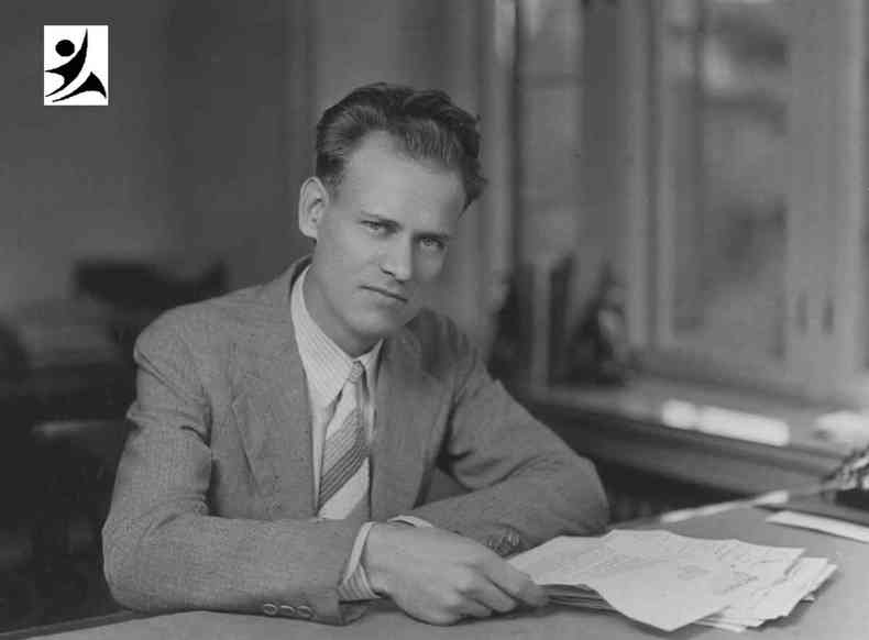 O inventor da TV Philo Farnsworth olha para a cmera, sentado  mesa cheia de papis