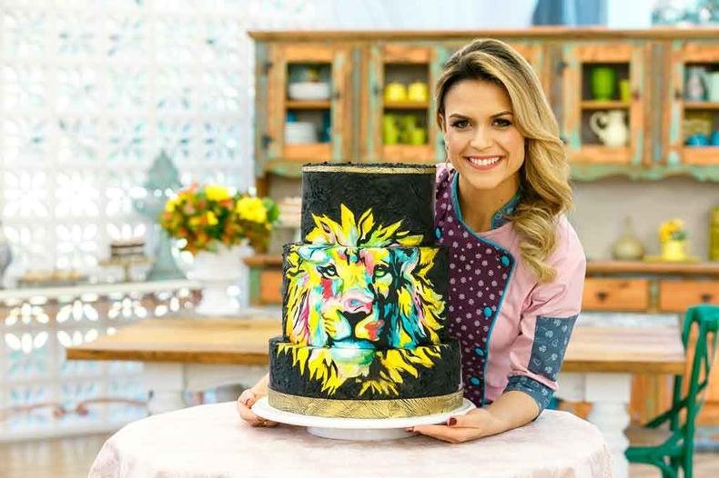 Beca Milano e o bolo-refer�ncia da prova criativa que ser� realizada hoje, no Bake off Brasil, atra��o do SBT/Alterosa(foto: Victor Silva/SBT )