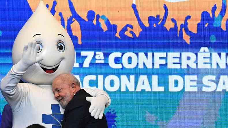 Lula abraado a boneco Z Gotinha
