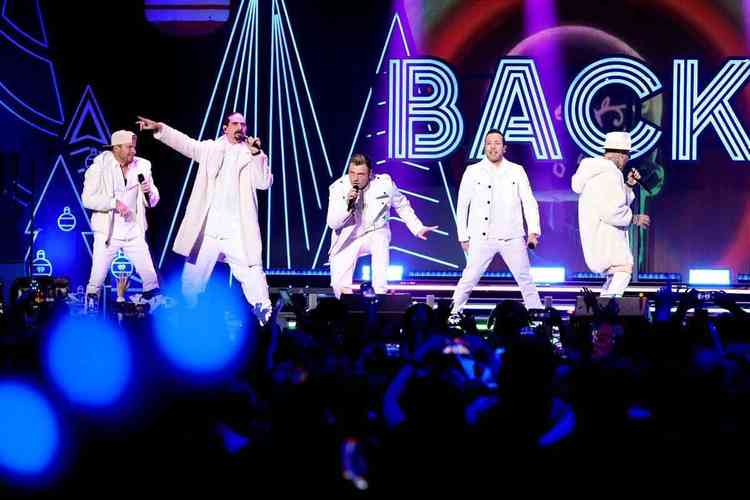 Os Backstreet Boys de branco no palco