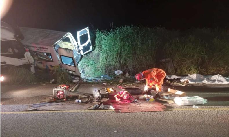 Imagem de um grave acidente sendo atendido pelo Corpo de Bombeiros no Tocantins