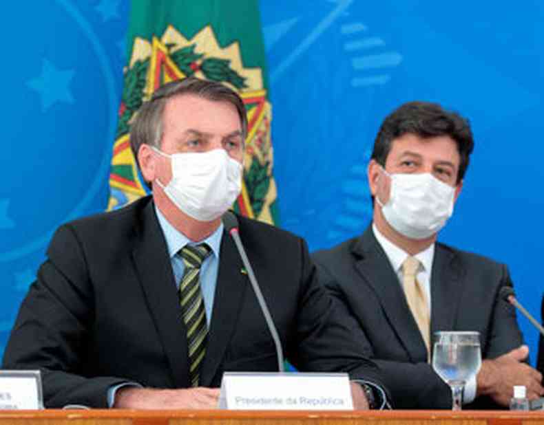 Bolsonaro com o ministro Mandetta: governo agora vai disponibilizar Foras Armadas no combate  COVID