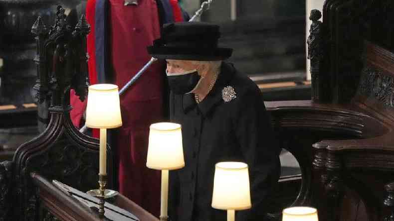Rainha Elizabeth 2 usou mscara e ficou sentada sozinha por causa das restries para conter a disseminao da covid-19(foto: PA Media)