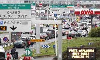 Passageiros tiveram que deixar terminal depois dos tiros(foto: AFP PHOTO / Benjamin CREMEL)