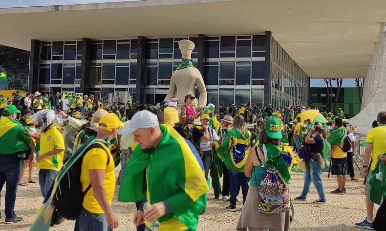 Apoiadores do ex-presidente Jair Bolsonaro (PL) invadiram prédios públicos na Praça dos Três Poderes em Brasília no dia 8 de janeiro(foto: Ed Alves/CB) Apoiadores do ex-presidente Jair Bolsonaro (PL)