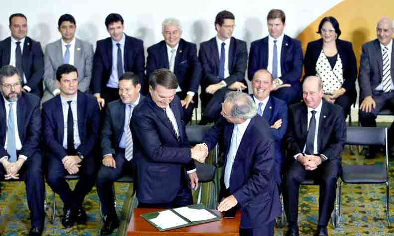 Presidente Jair Bolsonaro assinou projeto de venda da estatal em cerimnia dos 300 dias do governo, no Palcio do Planalto (foto: Valter Campanato/ABR )