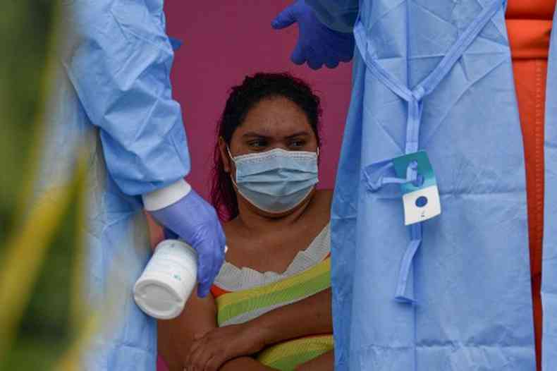 Médicos cuidam de uma paciente COVID-19 em em La Chorrera, no Panamá(foto: Luis Acosta/AFP)