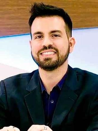 O jornalista Leonardo Bruno olha para a c�mera 