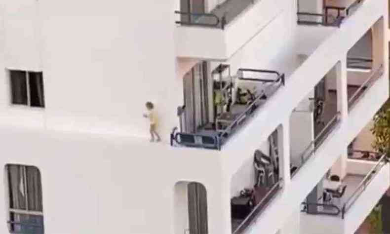 Menina chegou a correr no parapeito e se arriscou cair do quinto andar (foto: Reproduo/Twitter )