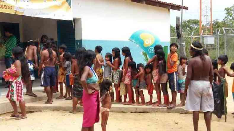 Fila para vacinao de crianas indgenas no Distrito Sanitrio Especial Indgena (DSEI) Tocantins