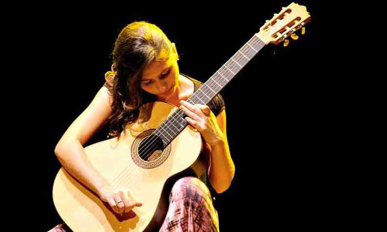 A instrumentista e compositora gacha Thas Nascimento luta por mais espao para as mulheres no universo do violo (foto: Ita Pritsch/divulgao)