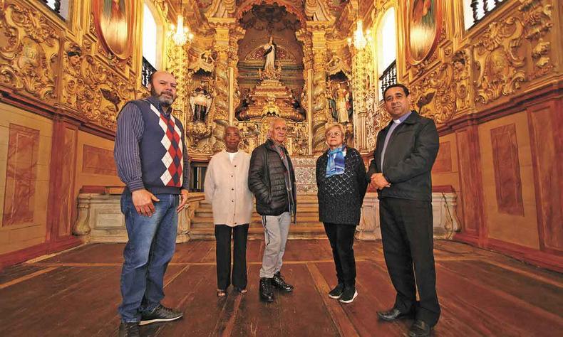 Acompanhado por paroquianos, o padre Edmar Jos da Silva celebra a concluso dos trabalhos, aps nove anos de intervenes