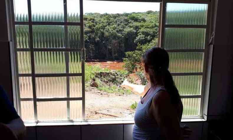 Da janela de sua casa em Brumadinho, Sandra Maria observa o local tomado pela lama (foto: Ana Graziela Aguiar/Reprter da TV Brasil )
