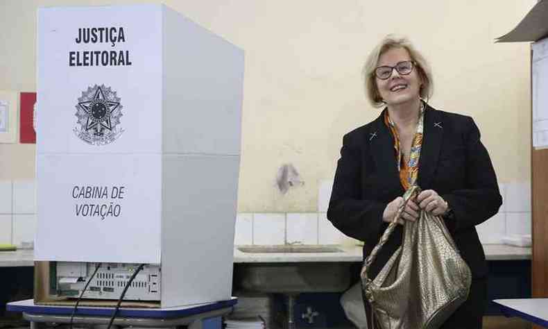 A presidente do Tribunal Superior Eleitoral (TSE), ministra Rosa Weber, vota na sesso eleitoral instalada na Escola Parque, regio central de Braslia(foto: Antonio Cruz/Agncia Brasil)