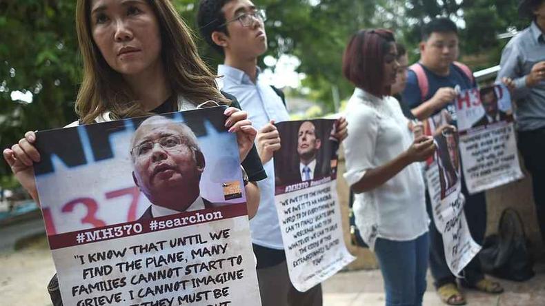 Familiares de passageiros mortos no acidente de avio fazem protesto