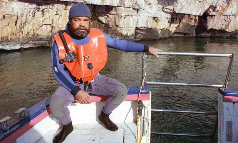 Mergulhador Henri Cosquer posa num barco