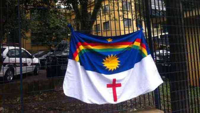 Uma pessoa no identificada pendurou a bandeira na manh desta quinta(foto: Ciro Guimares/DP/DA Press)