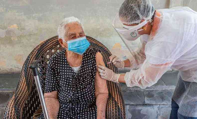 Os idosos centenrios abriram a campanha de vacinao contra a COVID-19 para quem tem mais de 90 anos, em Ipatinga(foto: Divulgao/Prefeitura Municipal de Ipatinga)