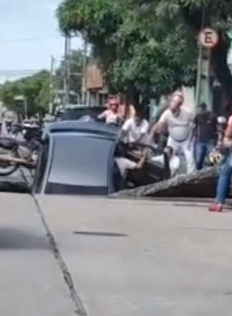 Imagem do carro que foi engolido pela cratera