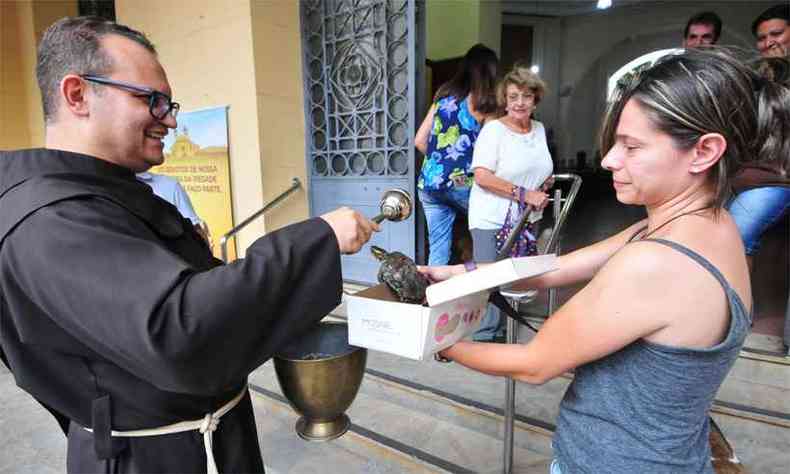 At a tartaruga Carolina, da biloga Luciane Madureira, recebeu a gua benta ontem  tarde (foto: Gladyston Rodrigues/EM/D.A.Press)
