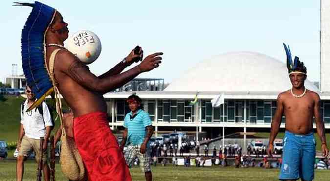 Em frente ao Congresso Nacional, indgenas contrrios  Copa jogam futebol com 