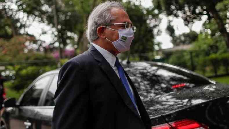 rea econmica, comandada por Paulo Guedes, resolveu aproveitar a urgncia da retomada do auxlio em meio  piora da crise sanitria para incluir a medida em uma PEC que estava parada no Congresso desde 2019(foto: Reuters)