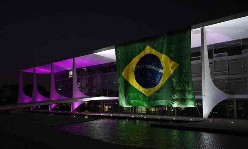 Bandeira do Brasil decora a fachada do Palcio do Planalto