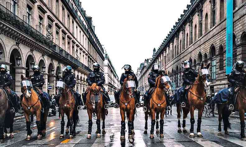 Policiais montados a cavalo durante protestos do movimento dos coletes-amarelos na França, no filme ''Um país que sabe se comportar''