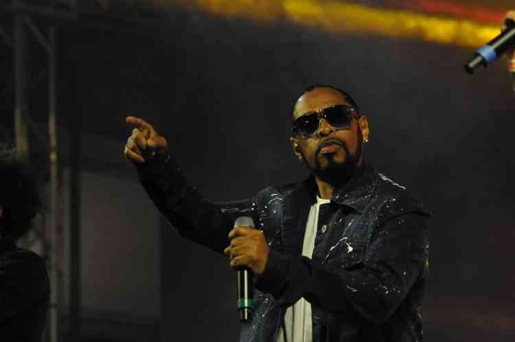 De culos escuros e jaqueta preta, rapper Thade faz show em BH