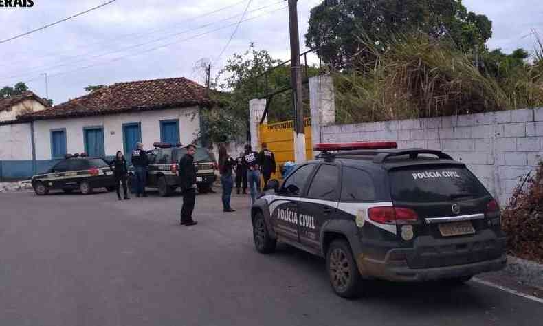 Policiais em frente ao centro de recuperao de dependentes qumicos, em Prudente de Morais(foto: PCMG/Divulgao )