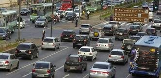 Número de veículos aumentou 7,4% entre 2010 e 2011 no município, o que despejou quase 100 mil carros, motos, caminhões e ônibus nas ruas de BH(foto: Jair Amaral/Em/D.A Press ) Número de veículos aumentou 7,4% entre 2010 e 2011 no município, o que despejou quase 100 mil carros, motos, caminhões e ônibus nas ruas de BH(foto: Jair Amaral/Em/D.A Press )