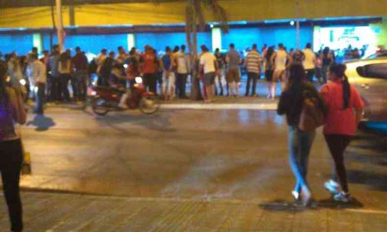 Movimentao depois dos disparos que ocorreram perto de shopping e supermercado(foto: Reproduo da internet/WhatsApp)