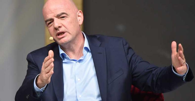 Infantino anunciou o adiantamento de alguns pagamentos às federações para combater a crise(foto: Attila Kisbenedek/AFP) Infantino anunciou o adiantamento de alguns pagamentos às federações para combater a crise(foto: Attila Kisbenedek/AFP)