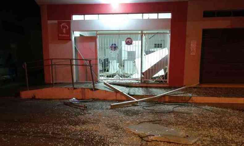 Estrutura do banco ficou completamente destruda aps a ao dos criminosos (foto: Internet/ Whatsapp/ Divulgao)