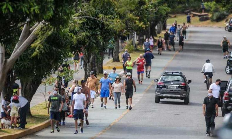 Pista de cooper lotada na Avenida José Patrocínio Pontes, Bairro Mangabeiras(foto: Leandro Couri/EM/D.A. Press) Pista de cooper lotada na Avenida José Patrocínio Pontes, Bairro Mangabeiras(foto: Leandro Couri/EM/D.A. Press)