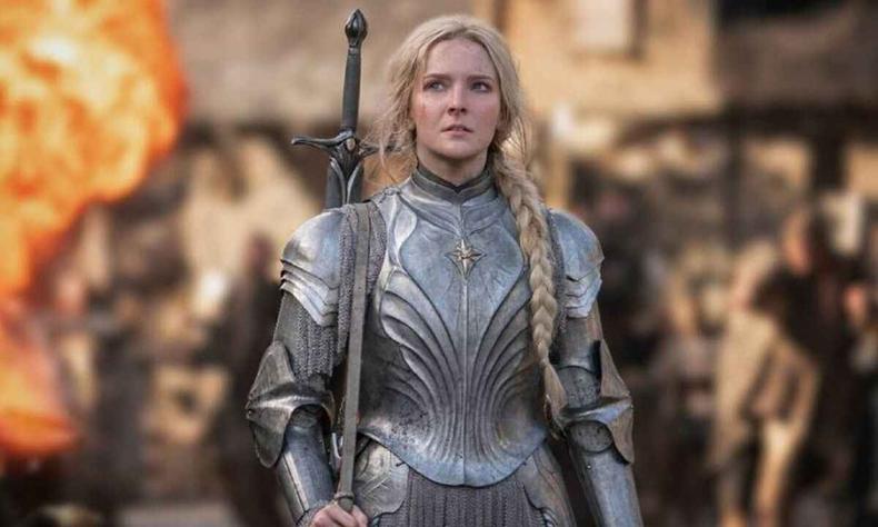 Loura e jovem, atriz Morfydd Clark veste armadura na srie O Senhor dos Anis: Os Anis do Poder