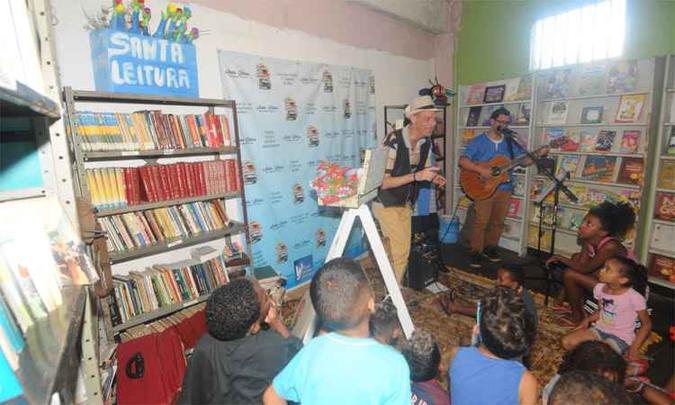 O projeto Santa Leitura, no Bairro Pompeia, foi o vencedor do Leitura do Bem, numa disputa com 28 outros projetos inscritos (foto: Leandro Couri/EM/DA Press) O projeto Santa Leitura, no Bairro Pompeia, foi o vencedor do Leitura do Bem, numa disputa com 28 outros projetos inscritos (foto: Leandro Couri/EM/DA Press)