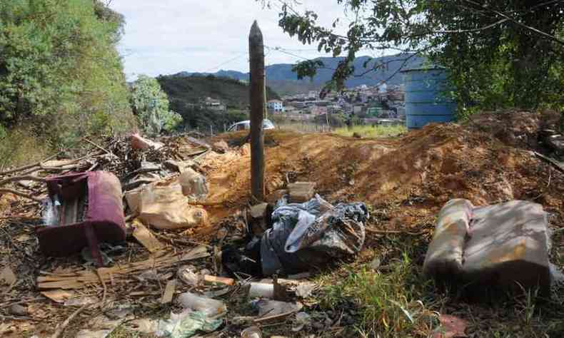 Montes de terra e lixo se acumulam em um dos acessos clandestinos ao Parque Estadual Itacolomi (foto: Paulo Filgueiras: EM/DA Press)