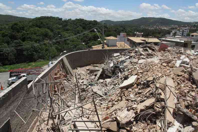 Prdio de seis andares demolido em Betim na ltima quinta-feira (26/11): moradores da regio temem que entulho atraia ladres e pragas(foto: Edsio Ferreira/EM/D.A.Press)
