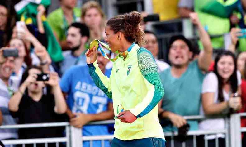 A judoca Rafaela Silva festeja o ouro na Rio'2016, edio em que os brasileiros tiveram a melhor performance (foto: Rodrigo Clemente/EM/D.A Press - 8/8/16)